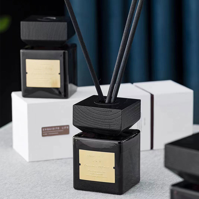 Czarna szklana butelka z drewnianą pokrywką DPMA Aroma Reed Dyfuzor i olej 100 ml