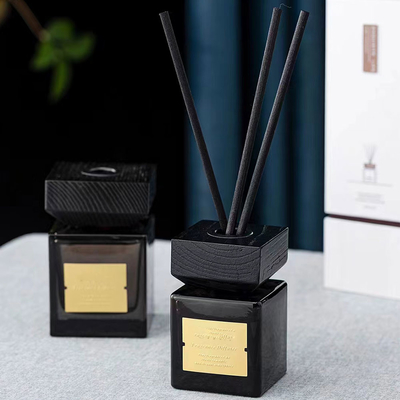 Czarna szklana butelka z drewnianą pokrywką DPMA Aroma Reed Dyfuzor i olej 100 ml
